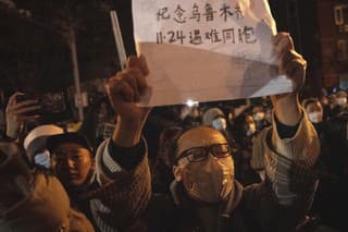 Číňania vo veľkom protestujú proti prísnym protipandemickým opatreniam.