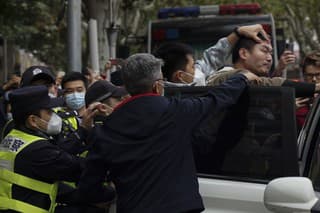 Čínska polícia bráni novým protestom proti covidovým opatreniam.