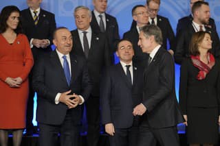 Na snímke v hornom rade prvý zľava slovenský minister zahraničných vecí Rastislav Káčer a v popredí prichádza americký minister zahraničných vecí Antony Blinken.