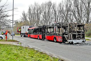 Torzo autobusu odtiahli cez Devín do vozovne, kde budú vyšetrovať, prečo zhorel. 