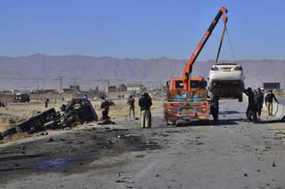 Samovražedný útočník sa odpálil pri nákladiaku vezúceho policajtov v meste Kvéta, metropole provincie Balúčistán. Najmenej 20 ľudí utrpelo zranenia, väščinou policajti. 30. novembra 2022.