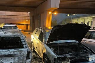 Polícia vyšetruje okolnosti dvoch nočných požiarov v Bratislave.