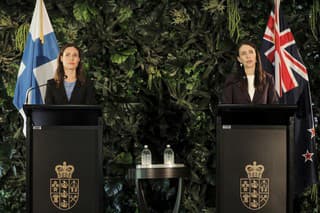Fínska premiérka Sanna Marinová (vľavo) a novozélandská premiérka Jacinda Ardernová sa účastnia na spoločnej tlačovej konferencii v múzeu v Aucklande v stredu 30. novembra 2022.