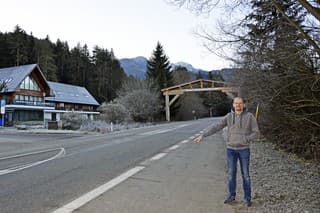 Branislav Hlavsa z Liptovského Mikuláša na mieste, kde mu prebehli jelene cez cestu.