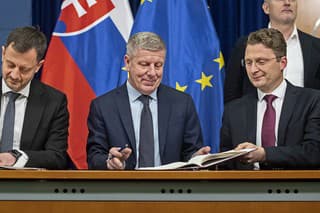 Premiér Heger, minister Lengvarský a odborár Visolajský podpísali memorandum šesť hodín pred uplynutím lehoty na výpovede.