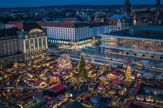 Striezelmarkte je jeden z najstarších vianočných trhov v Nemecku.