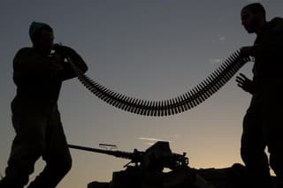 Izraelskí vojaci držia náboje blízko hraníc Izraela s pásmom Gazy.