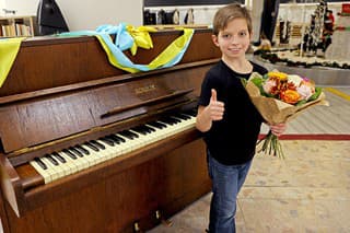 Maksim bude na darovanom klavíri cvičiť každý deň.