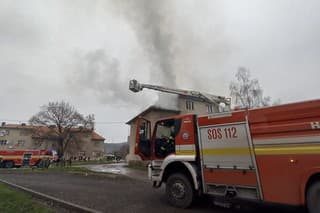 HaZZ: Hasiči zasahujú pri požiari bytového domu vo Fiľakove.