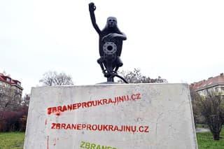 Kontroverzná socha Putina v Prahe uťahuje plynový kohútik.