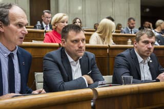 Na snímke zľava poslanci NRSR Štefan Kuffa, Tomáš Taraba a Filip Kuffa (všetci nezaradení).