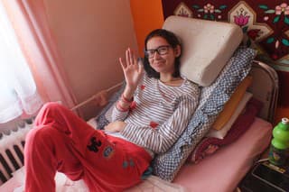 Evička (26) doma v posteli so svojimi obľúbenými plyšákmi.