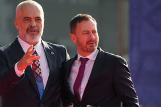 Albánsky premiér Edi Rama (vľavo) víta slovenského premiéra Eduarda Hegera počas príchodu na summit EÚ – západný Balkán.
