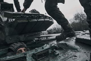 Ukrajinský vojak vystupuje z tanku patriacemu ruskej armáde na frontovej línii v Doneckej oblasti na východe Ukrajiny.