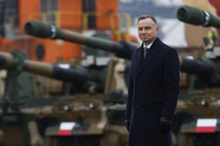 Poľský prezident Andrzej Duda a minister obrany v utorok (6.12.) privítali prvú dodávku tankov a húfnic z Južnej Kórey.