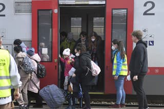 Na snímke utečenci z Ukrajiny po príchode vlakom z Humenného.