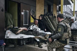 Ukrajinské nemocnice bojujú s náporom pacientov, ale aj s výpadkami elektriny.