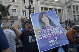 Priaznivec argentínskej viceprezidentky Cristiny Fernandezovej drží poster po verdikte argentínskeho súdu, ktorú ju uznal vinnou z korupcie a uložil jej trest odňatia slobody na šesť rokov, 6. decembra 2022 v Buenos Airese.