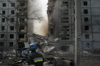 Ťažko poškodená obytná budova po ruskom útoku v Záporoží.