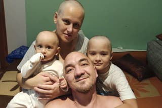 2022.Na znak podpory si doma všetci oholili hlavu. 

