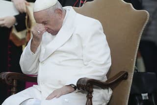 Pápež František sa rozplakal pri modlitbe za mier na Ukrajine.
