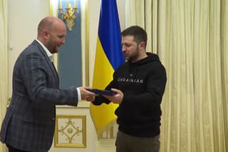 Minister obrany Jaroslav Naď si prevzal ocenenie od ukrajinského prezidenta Volodymyra Zelenského
