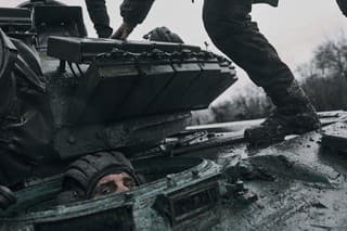Ukrajinský vojak vystupuje z tanku patriacemu ruskej armáde na frontovej línii v Doneckej oblasti na východe Ukrajiny.