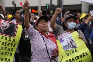Násilnosti medzi demonštrantmi protestujúcimi proti novej vláde v Peru a políciou si vyžiadali v nedeľu jeden život a viacero ranených.
