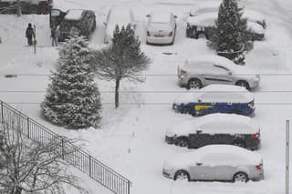 Na snímke chodníky, autá a cesta so snehovou pokrývkou na košickom sídlisku KVP v pondelok  12. decembra 2022
