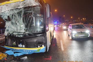 Zrážka autobusu a posýpača si vyžiadala sedem zranených.