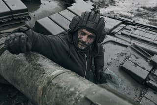 Na archívnej snímke z 22. novembra 2022 ukrajinský vojak vystupuje z tanku patriacemu ruskej armáde na frontovej línii v Doneckej oblasti na východe Ukrajiny.