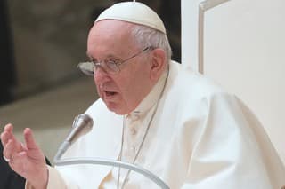 Pápež František gestikuluje počas pravidelnej generálnej audiencie vo Vatikáne v stredu 14. decembra 2022.