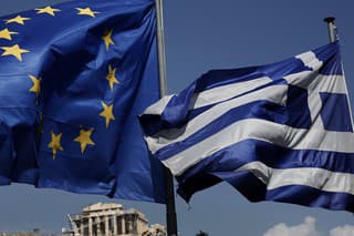 Grécka vlajka a vlajka Európskej únie vztýčené v Aténach.
