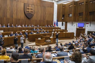 Po niekoľkých týždňoch chaosu to Hegerov kabinet v parlamente neprežil.