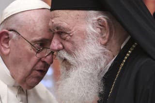 Pápež František (vľavo) v rozhovore s pravoslávnym arcibiskupom Atén Hieronymom II.
