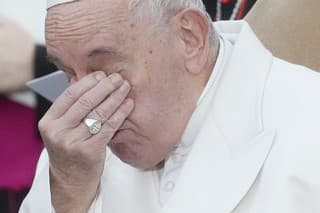 Pápež František sa rozplakal pri modlitbe za mier na Ukrajine.
