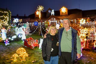 Bláznivá dvojica minula v prepočte necelých 23 tisíc eur na vytvorenie toho najšialenejšieho vianočného osvetlenia.