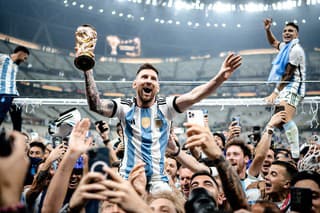 Lionela Messiho nosili jeho spoluhráči na rukách podobne ako kedysi Maradonu.