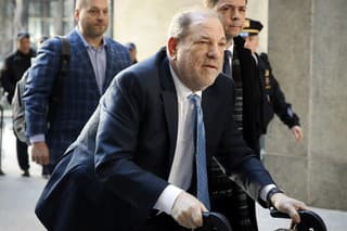 Filmový producent Harvey Weinstein pred súdom v Manhattane.