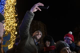 Starosta Kyjeva Vitalij Kličko pózuje so svojimi stúpencami počas rozsvietenia vianočného stromčeka vo farbách ukrajinskej národnej zástavy v Kyjeve 19. decembra 2022.