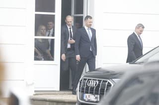 Premiér v demisii Eduard Heger prichádza na schôdzku s prezidentkou Zuzanou Čaputovou.