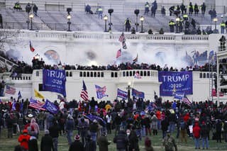 Násilní demonštranti, lojálni k prezidentovi Donaldovi Trumpovi, zaútočili na Kapitol USA vo Washingtone 6. januára 2021.