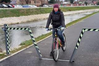 Cykloaktivistka Renáta Kmecová sa snažila o rozšírenie medzery v zábrane.