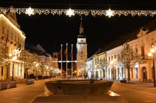 Vianočné osvetlenie na pešej zóne v Trnave v pondelok 29. novembra 2021.