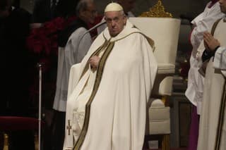 Pápež František celebruje polnočnú omšu v Bazilike sv. Petra 24. decembra 2022 vo Vatikáne.