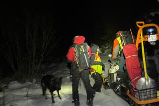 Po zateplení a vyšetrení ho za pomoci snežného skútra transportovali k terénnemu vozidlu HZS a previezli do Starého Smokovca.