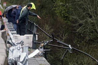 Počet obetí nehody autobusu, ktorý sa zrútil z mosta, stúpol na sedem