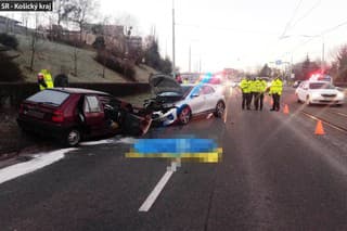 Po rannej čelnej zrážke dvoch áut zahynul jeden z vodičov.
