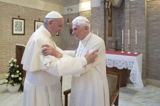 Vatikán potvrdil, že zdravotný stav emeritného pápeža Benedikta XVI. sa v posledných hodinách zhoršil.