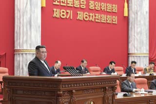 Severokórejský vodca Kim Čong-un otvára výročné zasadnutie Ústredného výboru vládnucej Kórejskej strany práce v Pchjongjangu.